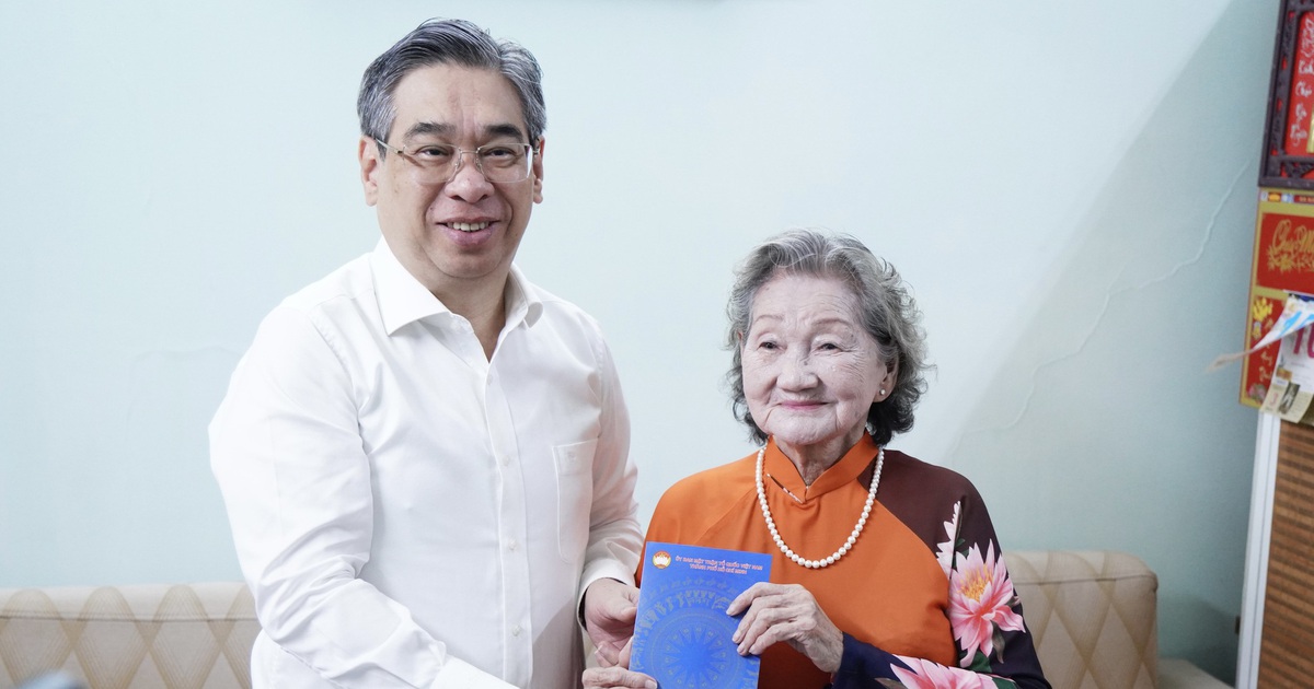 Phó bí thư Thành ủy Nguyễn Phước Lộc thăm, chúc thọ Mẹ Việt Nam anh hùng dịp 79 năm Ngày Thương binh - Liệt sĩ