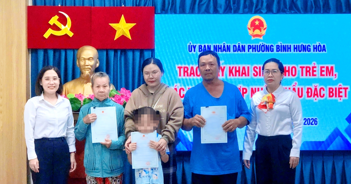 Cụ bà lượm ve chai ấm lòng nhận giấy khai sinh ở tuổi 73