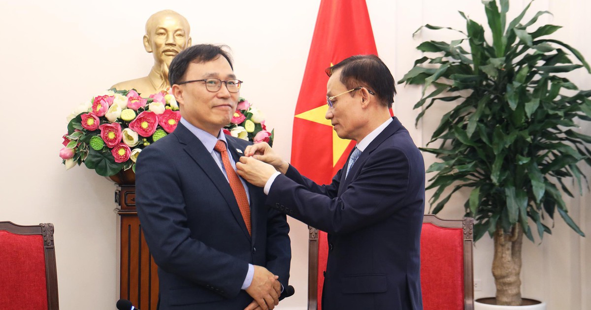 Đại sứ Hàn Quốc nhận kỷ niệm chương Vì sự nghiệp ngoại giao Việt Nam