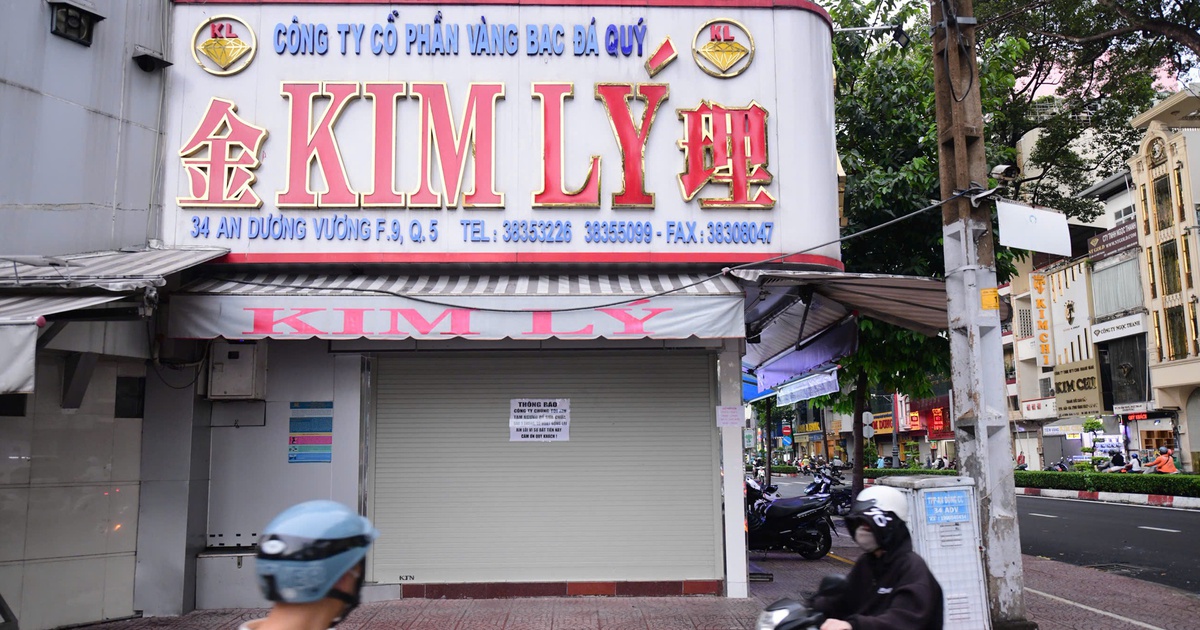 Tiệm vàng Kim Lý dán thông báo tạm ngưng 1 tháng, tiệm Ngọc Tâm tạm ngưng 2 tuần