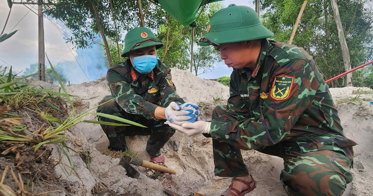 Hàng chục chiếc ba lô không người nhận và cuộc tìm kiếm liệt sĩ dưới trảng cát 2,5ha