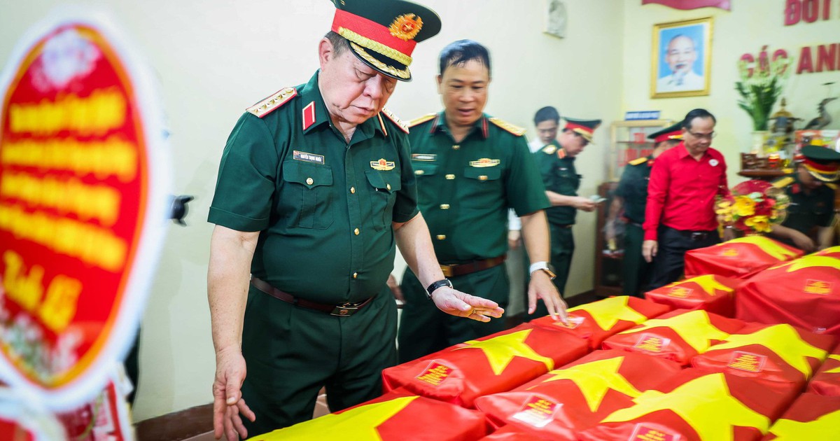 Đại tướng Nguyễn Trọng Nghĩa viếng liệt sĩ tại Mặt trận Vị Xuyên