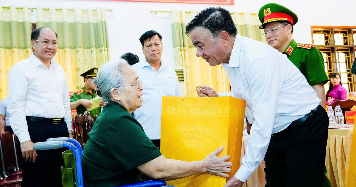 Thường trực Ban Bí thư Trần Cẩm Tú tặng quà tri ân các thương, bệnh binh