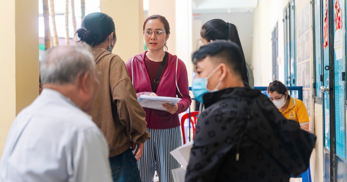 Phụ huynh đổ về phường xin chuyển nguyện vọng tuyển sinh đầu cấp cho con