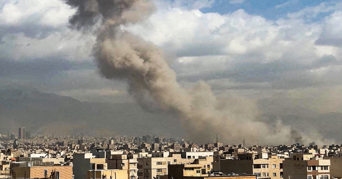 Tehran dọa 'nghiền nát' hạ tầng khu vực nếu Mỹ dám nhắm vào Iran