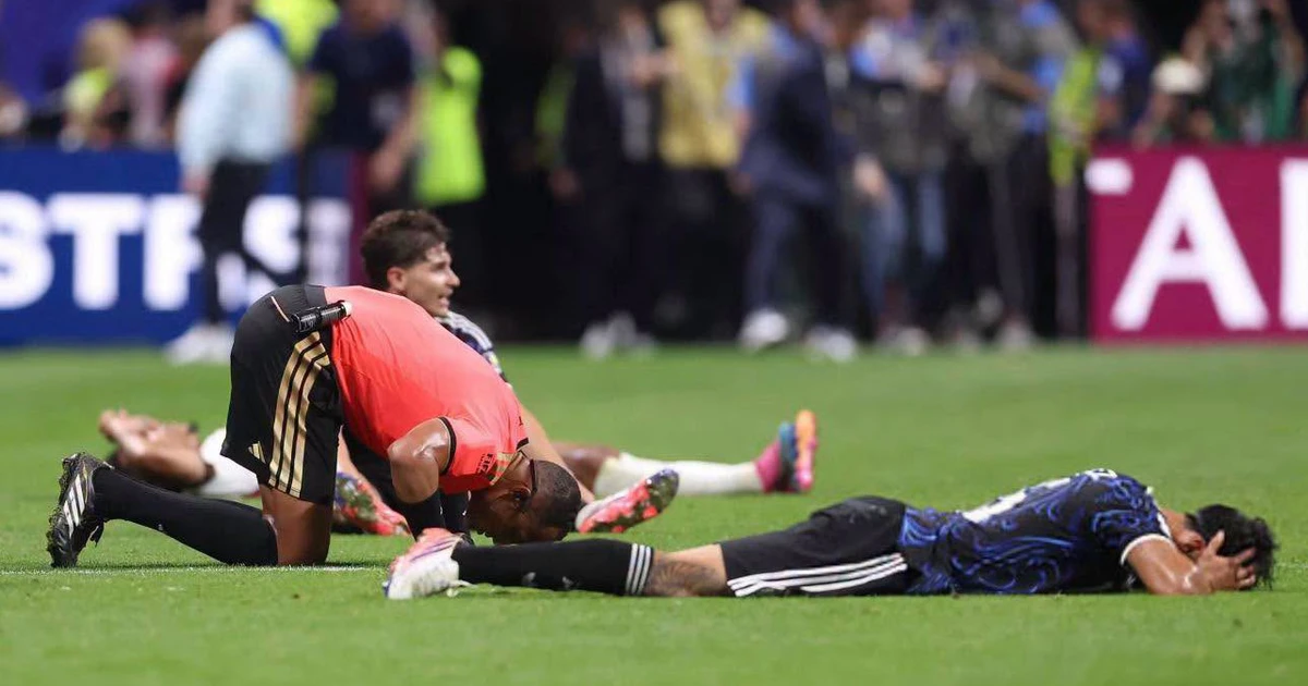 Tại sao trọng tài Ismail Elfath quỳ lạy giữa sân, sau trận Argentina thắng Anh 2-1?