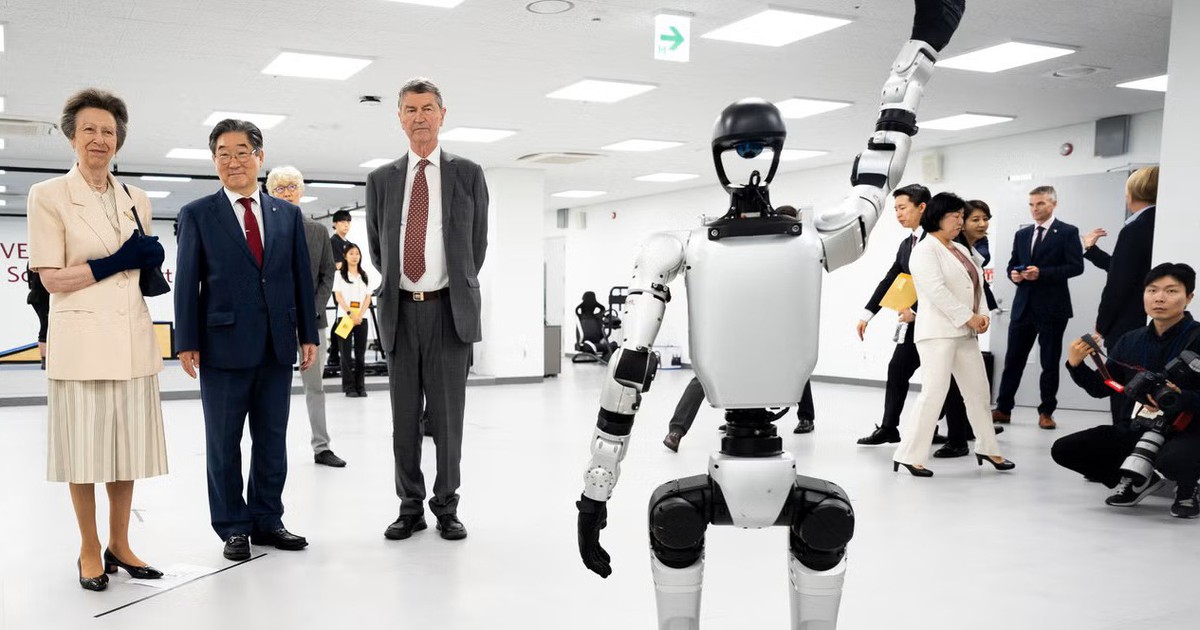 Công chúa Anne thích thú bắt tay robot trong chuyến thăm Hàn Quốc