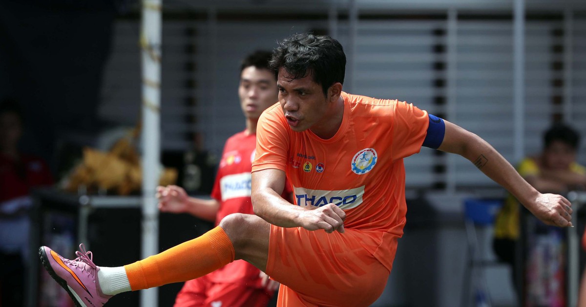 'Cầu thủ xuất sắc nhất' vòng loại tiếp tục lập hat-trick ở VCK Giải bóng đá công nhân