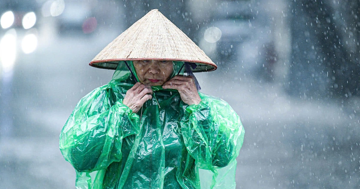 Hà Nội mưa dông mạnh, vùng núi Bắc Bộ mưa lớn đến 19-7, đường Lai Châu đi Điện Biên tê liệt