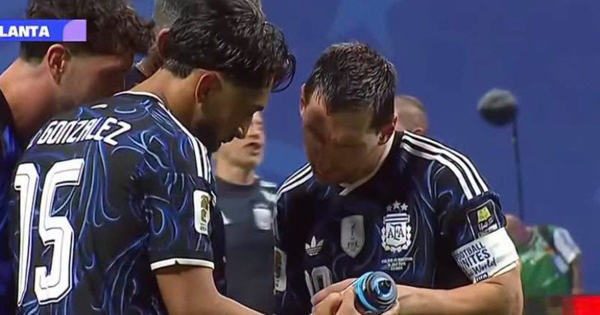 Messi 'lạnh người' khi phát hiện 'phao thi' của thủ môn Pickford