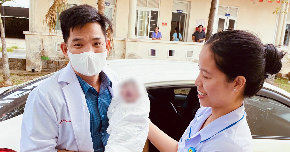 Sản phụ chuyển dạ khi vừa tới bệnh viện, y bác sĩ đỡ đẻ ngay trên băng ghế xe taxi