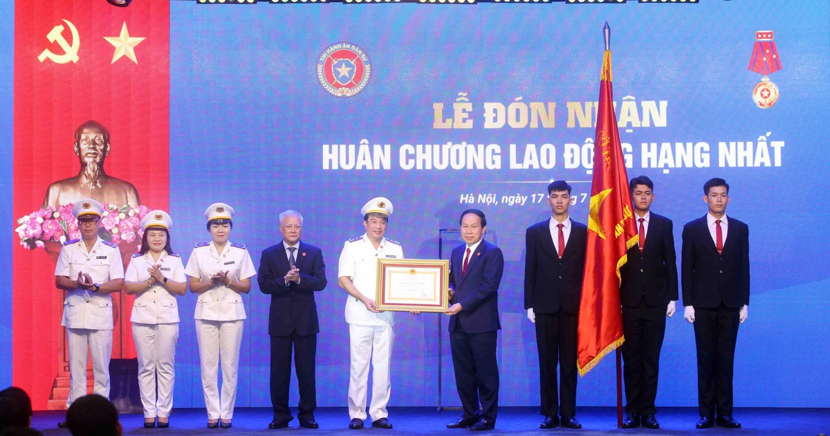 Cục Quản lý thi hành án dân sự được tặng thưởng Huân chương Lao động hạng nhất