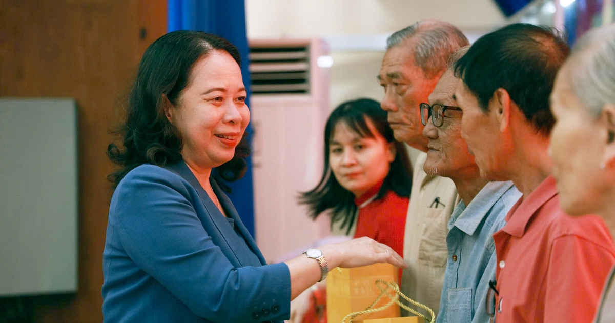 Phó chủ tịch nước Võ Thị Ánh Xuân tặng quà người có công với cách mạng tại Khánh Hòa