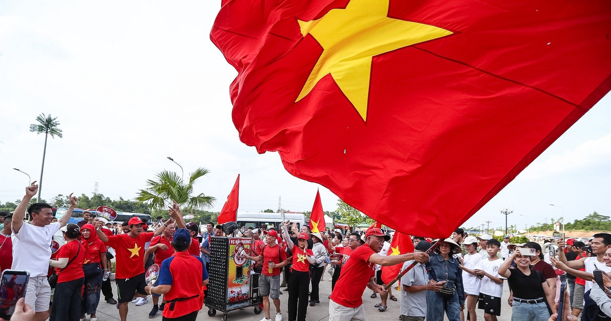 Hàng ngàn khán giả kéo đến sân vận động Thái Nguyên chờ tuyển Việt Nam đấu Myanmar