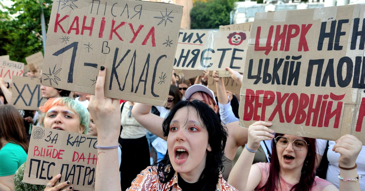 Ukraine tập kích loạt kho hàng và kho dầu Nga, ít nhất 7 người chết