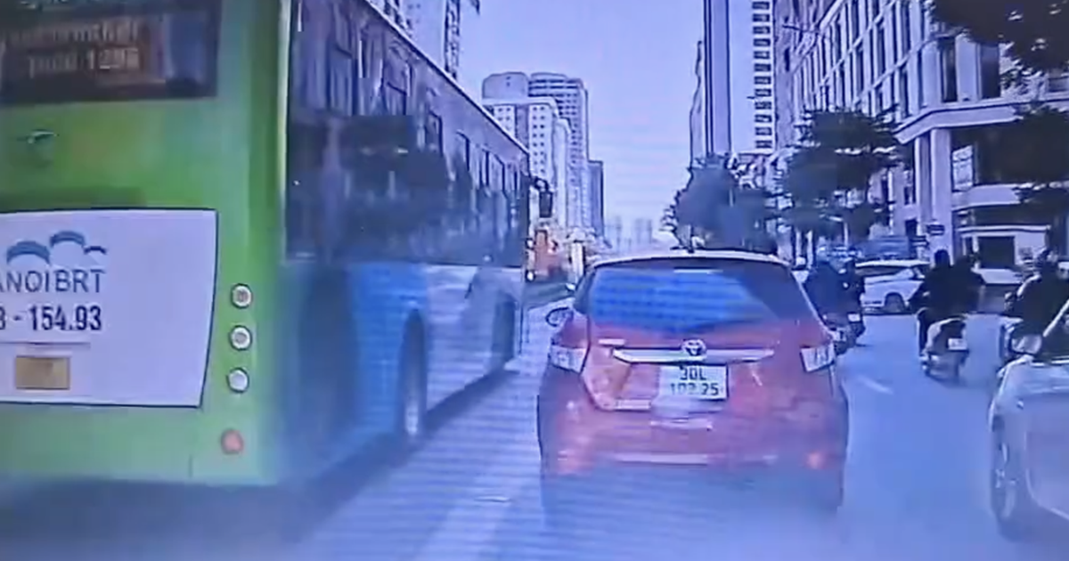 Cục CSGT cảnh báo người đi xe máy hay lấn vào làn ô tô rất nguy hiểm