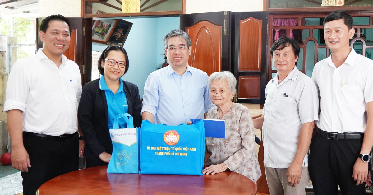 Phó bí thư Thành ủy TP.HCM Nguyễn Phước Lộc thăm, chúc thọ Mẹ Việt Nam anh hùng