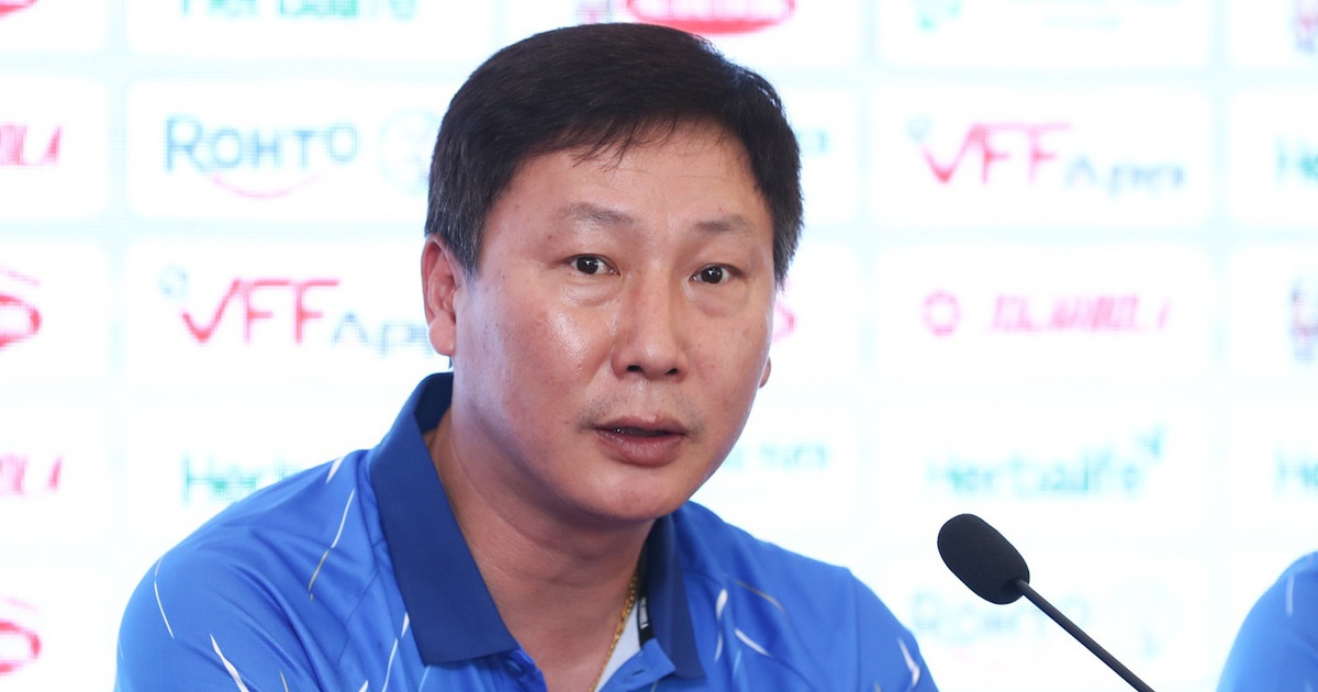 HLV Kim Sang Sik lên tiếng về 'phản ứng khó chịu' giữa Đình Bắc và Xuân Son