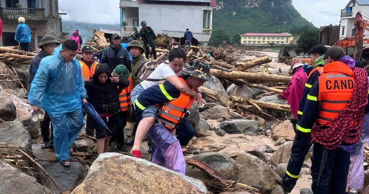 Lai Châu: Giải cứu thêm 4 người mắc kẹt, 800 người tiếp tục tìm nạn nhân mất tích