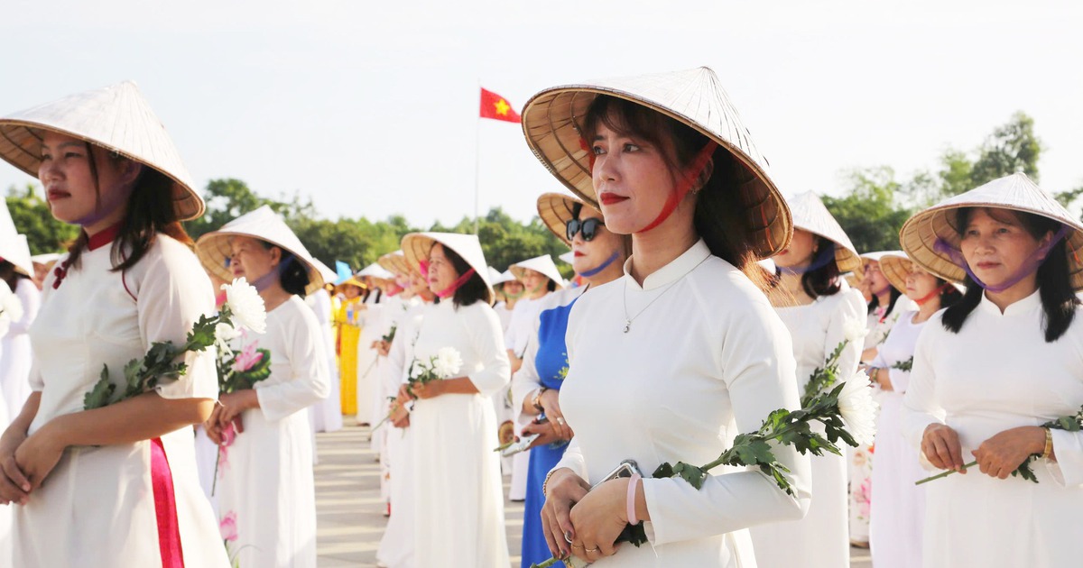 Hơn 1.500 phụ nữ dâng hoa cúc trắng tri ân Mẹ Việt Nam anh hùng