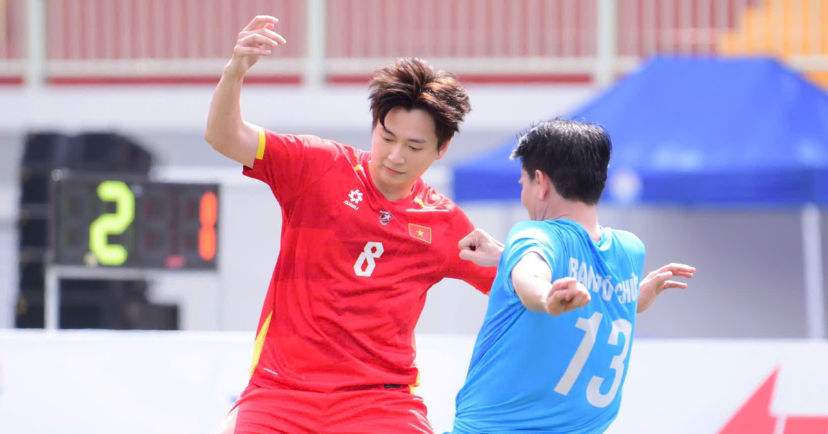Đội bóng All Stars SG FC cùng BTC Giải bóng đá công nhân, viên chức Việt Nam ra sân 'tiếp sức' người lao động