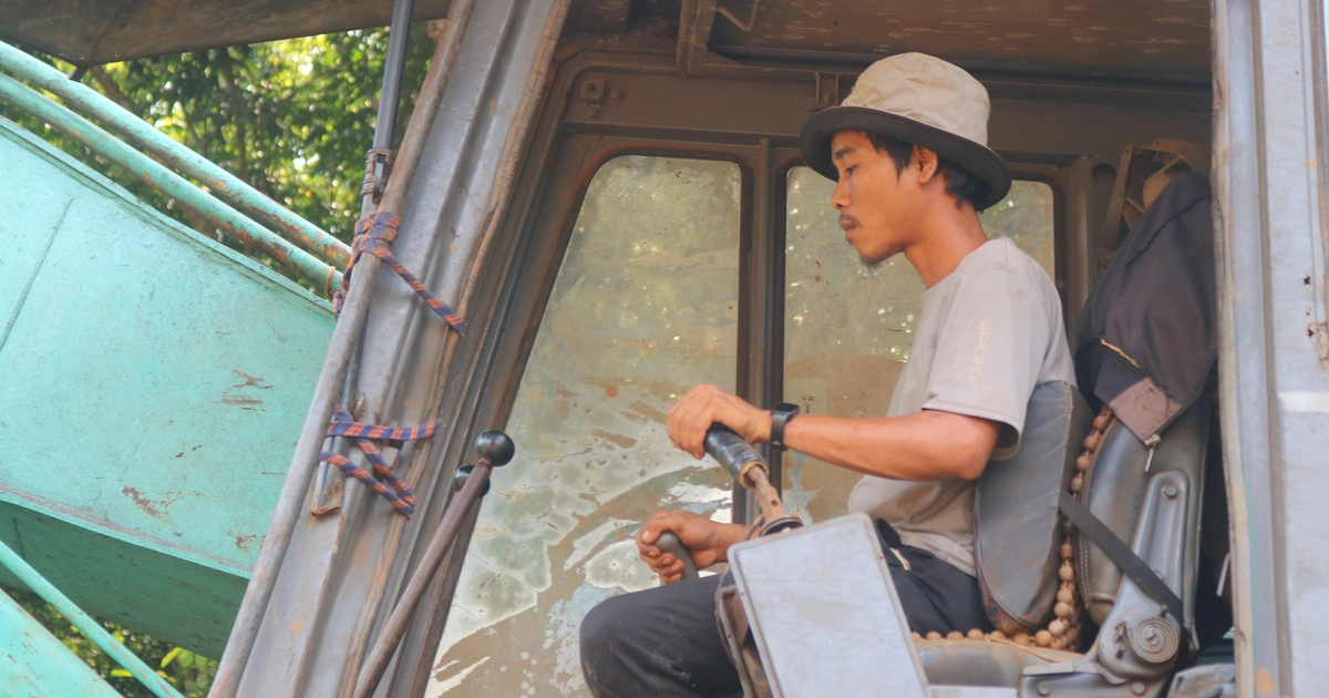 Nghề lái máy tìm nguồn nước đang gặp lúc 'trúng mùa'