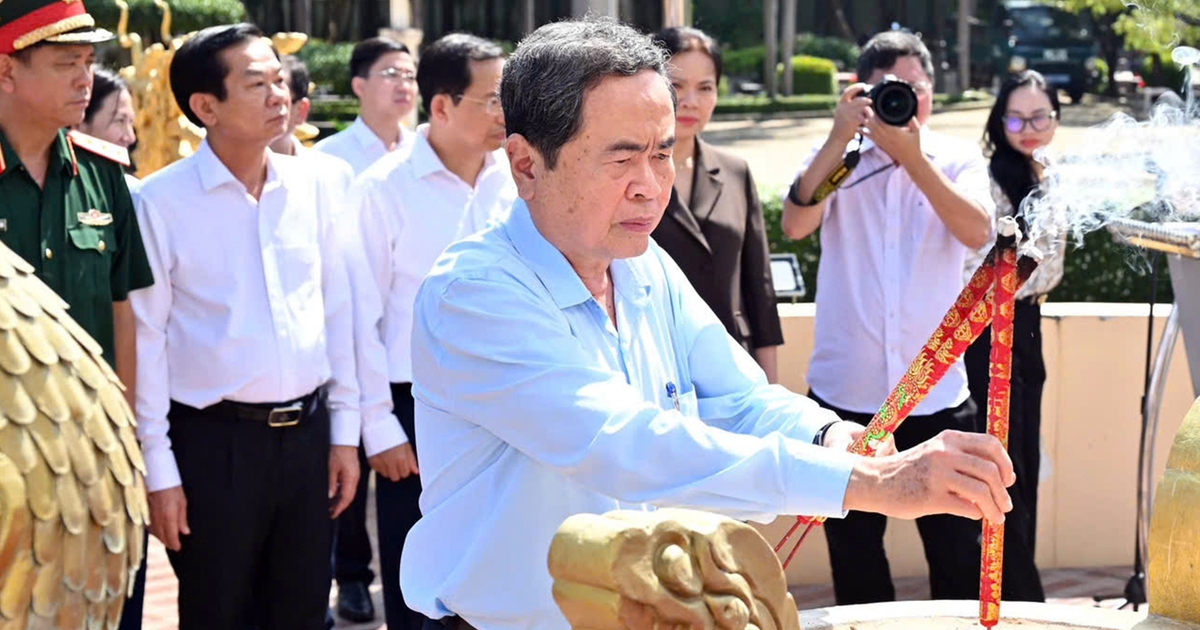 Chủ tịch Quốc hội Trần Thanh Mẫn dâng hương tưởng niệm Anh hùng liệt sĩ Võ Thị Sáu