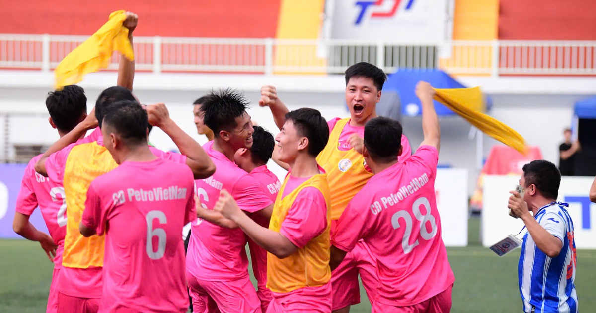 Chung kết Giải bóng đá công nhân, viên chức Việt Nam 2026 (16h): Ngân hàng đấu Petrovietnam