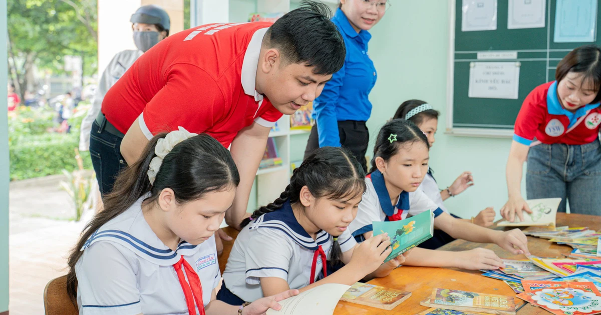 Trao học bổng, mang không gian đọc sách đến thiếu nhi xã Thường Tân