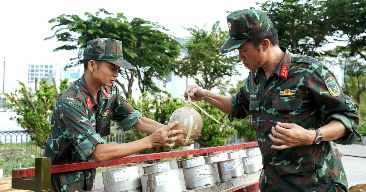 Cận cảnh trận địa pháo hoa tại trung tâm TP.HCM chuẩn bị khai hỏa vào tối 2-7