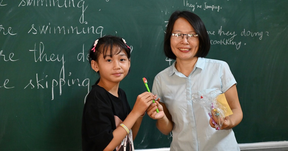 Lớp học đặc biệt dưới mái chùa: Dạy tiếng Anh, dạy cả cách làm người