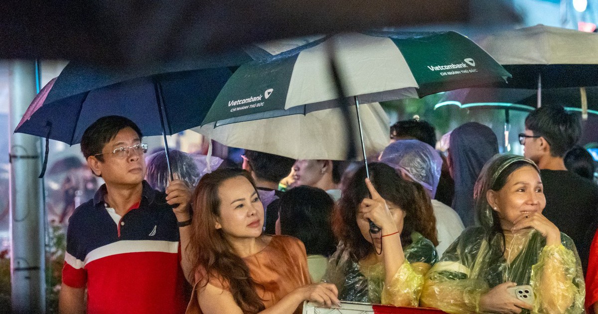 Mưa nhưng hàng ngàn người vẫn đổ về trung tâm ngắm pháo bông mừng 50 năm thành phố mang tên Bác