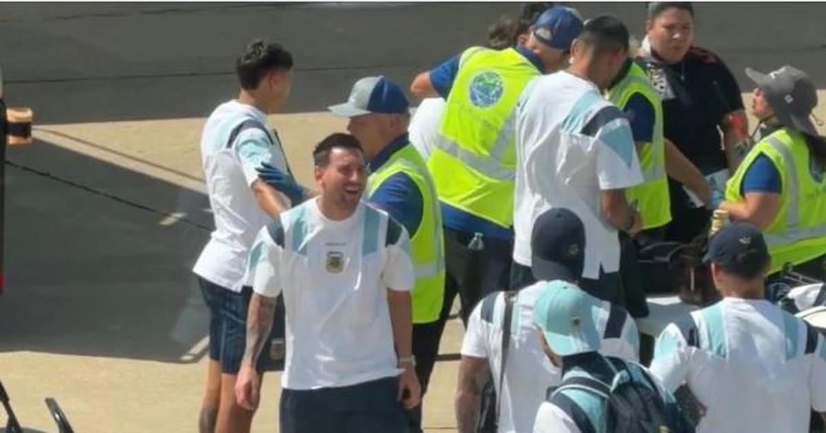 Video: Messi cười khoái chí khi đồng đội giấu kẹp nướng thịt trong ba lô