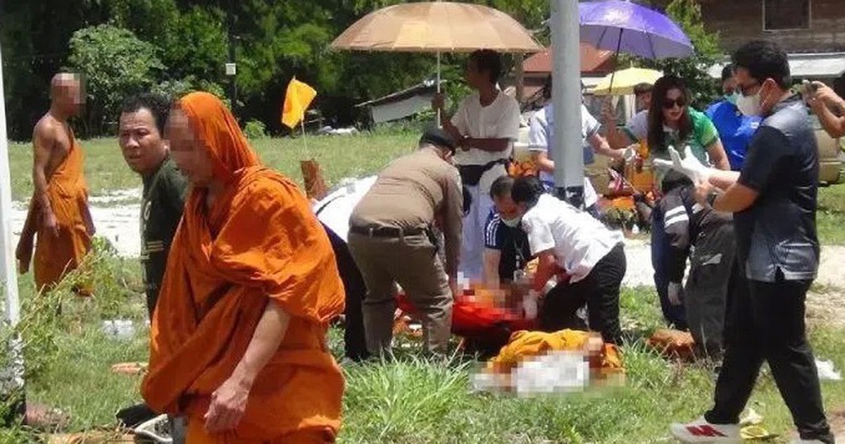 Thái Lan: Bé trai 11 tuổi lái xe bán tải đâm vào đoàn hành hương, 8 nhà sư thiệt mạng