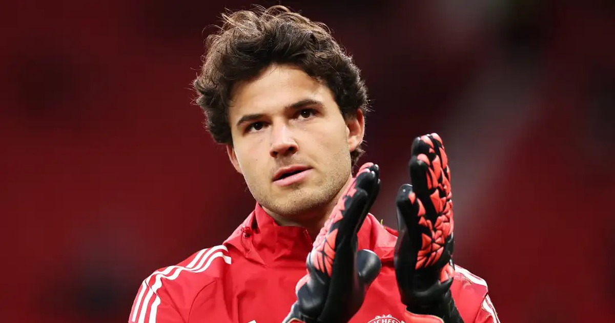Thủ môn Man United bị cười cợt vì... ăn táo khi đội nhà đang thua