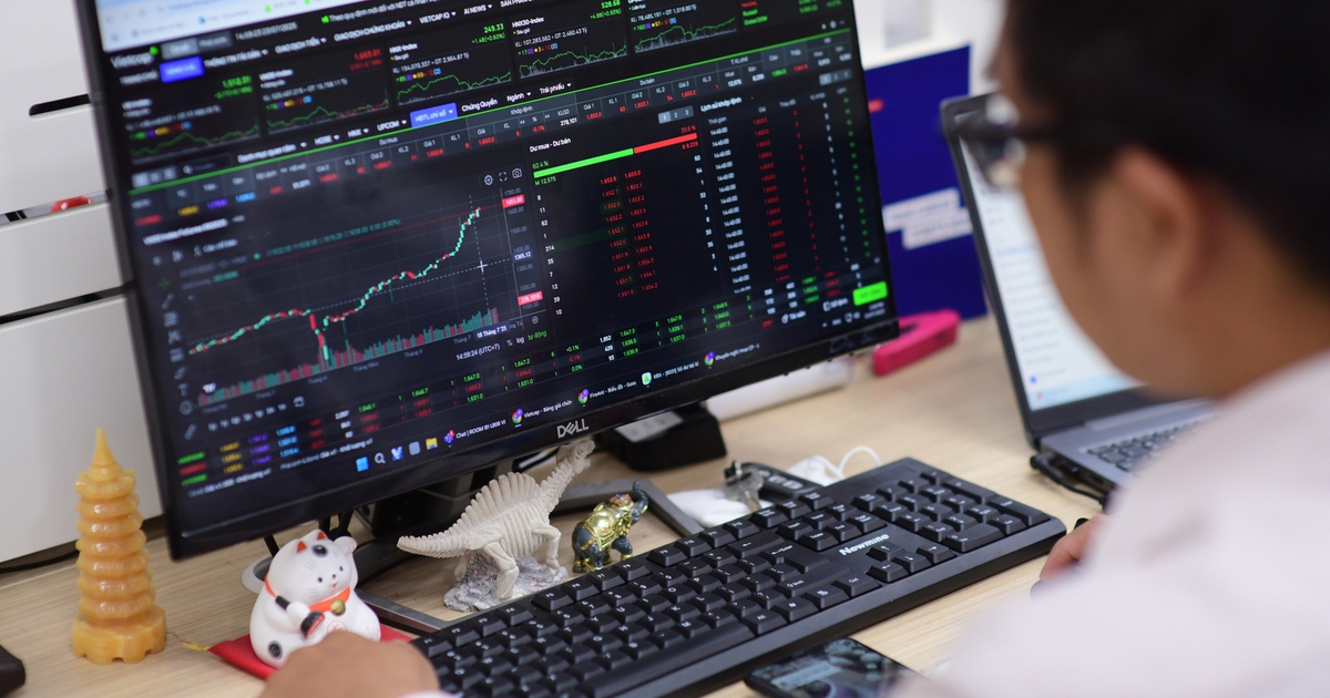 VN-Index giằng co, nhóm cổ phiếu chứng khoán 'vụt sáng'