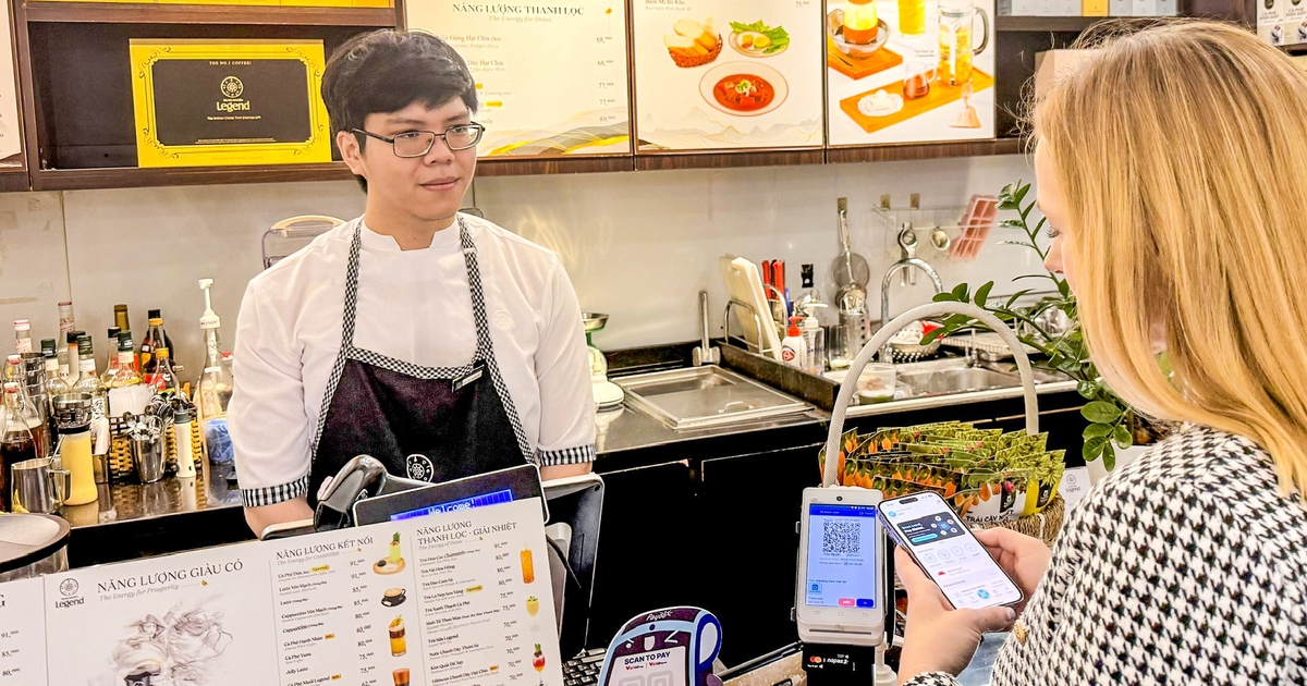 Du khách Singapore đến Việt Nam quét QR thanh toán dễ dàng