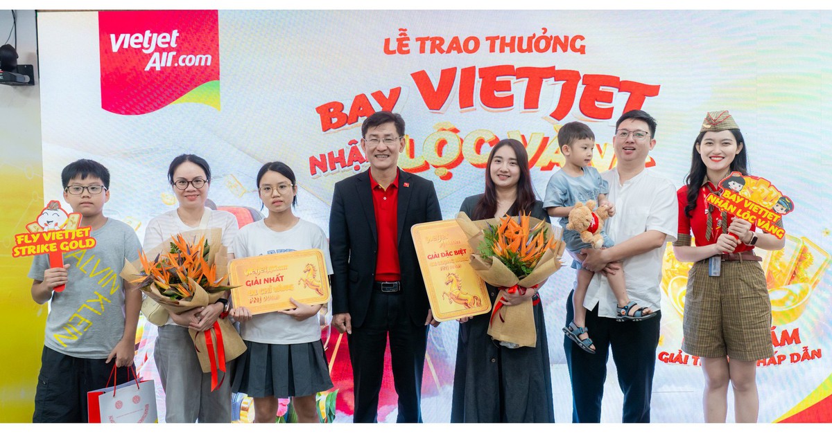 Bay cùng Vietjet, nữ hành khách may mắn nhận quà 1 lượng vàng 999.9