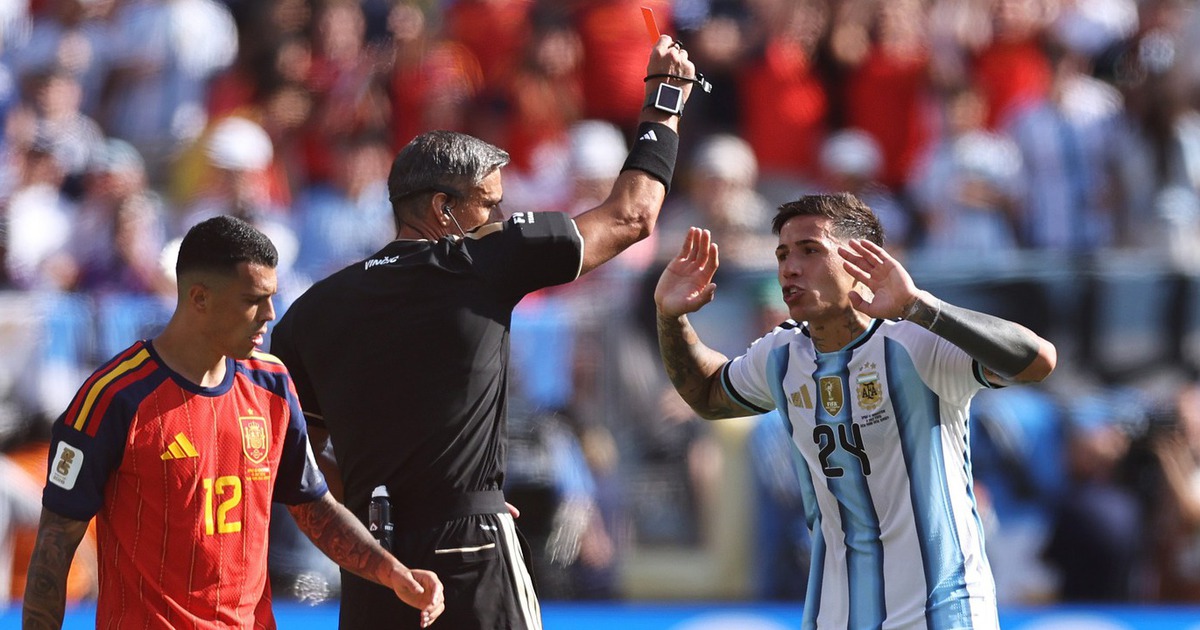 Argentina lập kỷ lục buồn với tấm thẻ đỏ của Enzo Fernandez