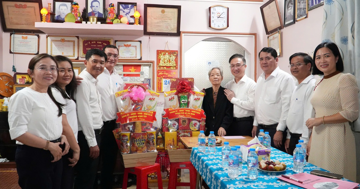 Lãnh đạo Thành ủy TP.HCM thăm, tri ân gia đình chính sách tiêu biểu