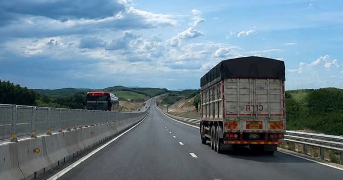 Xe tải không đạt 60km/h trên cao tốc Vạn Ninh - Cam Lộ có bị camera AI xử phạt?