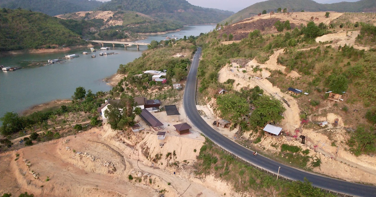 Tháo dỡ công trình 'săn view' lấn hành lang quốc lộ, lòng hồ thủy điện ở Đắk Lắk