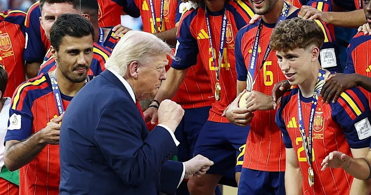 Nấn ná ở lại với đội Tây Ban Nha, Tổng thống Trump bị... mời khỏi bục trao giải