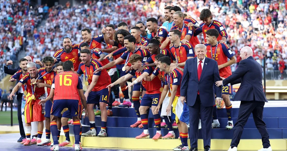 FIFA cắt bỏ hình Tổng thống Donald Trump khỏi ảnh của tuyển Tây Ban Nha