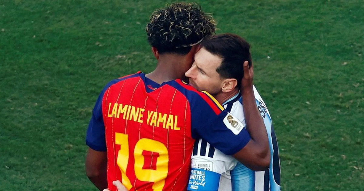 Khoảnh khắc 'chuyển giao' Messi - Yamal gây sốt làng bóng đá