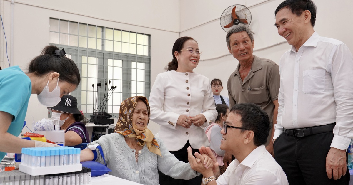 Người dân Bình Quới xếp hàng khám sức khỏe miễn phí từ sáng, chạy đua 90 ngày hoàn thành