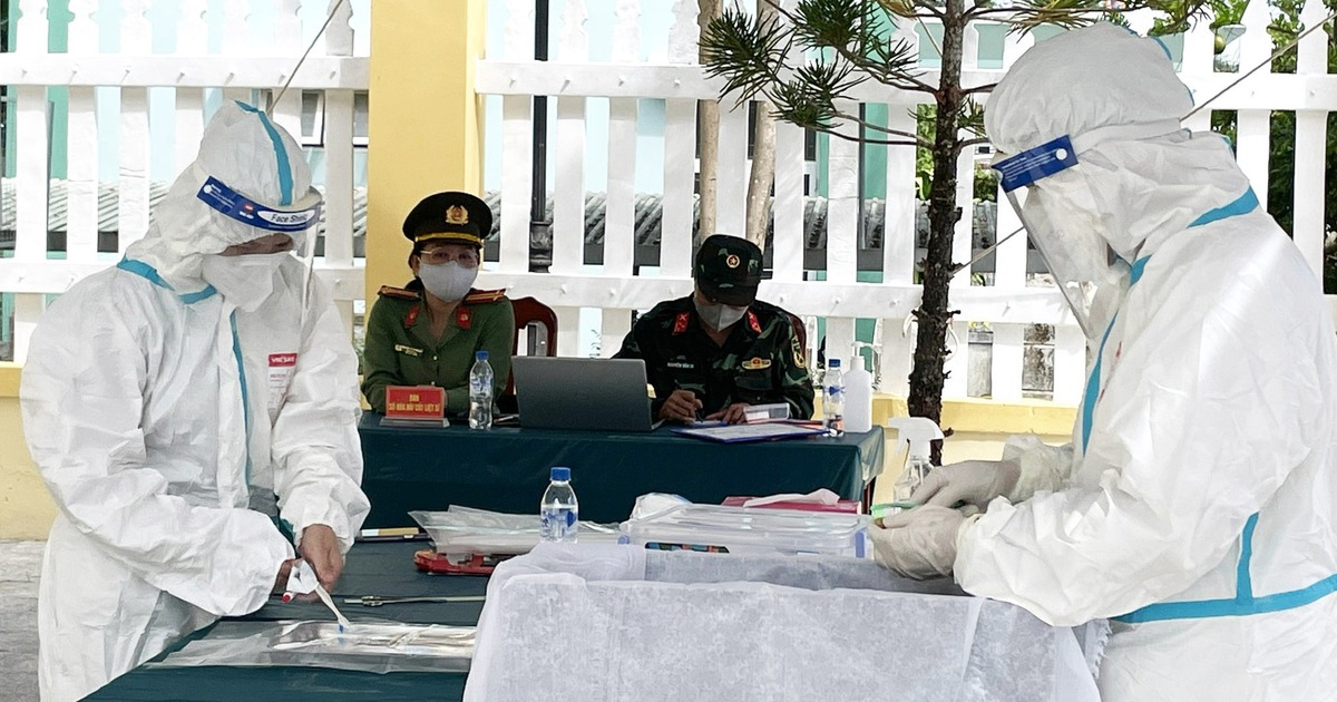 Dưới nắng như đổ lửa, miệt mài lấy mẫu ADN tìm tên cho liệt sĩ
