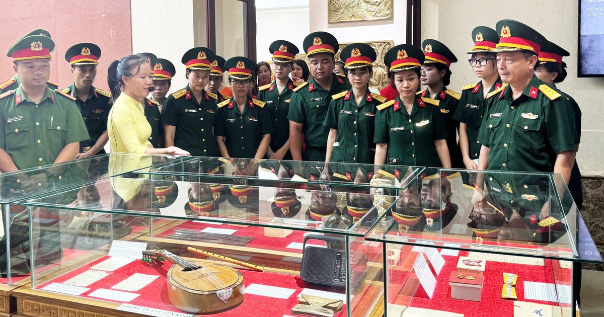 Xúc động, biết ơn khi xem những chiếc ba lô, bức thư tay, giấy báo tử của liệt sĩ