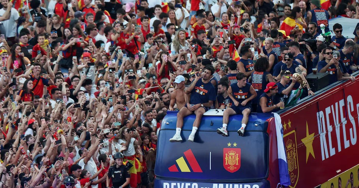 Tuyển Tây Ban Nha mừng vô địch World Cup tại quê nhà trong biển người
