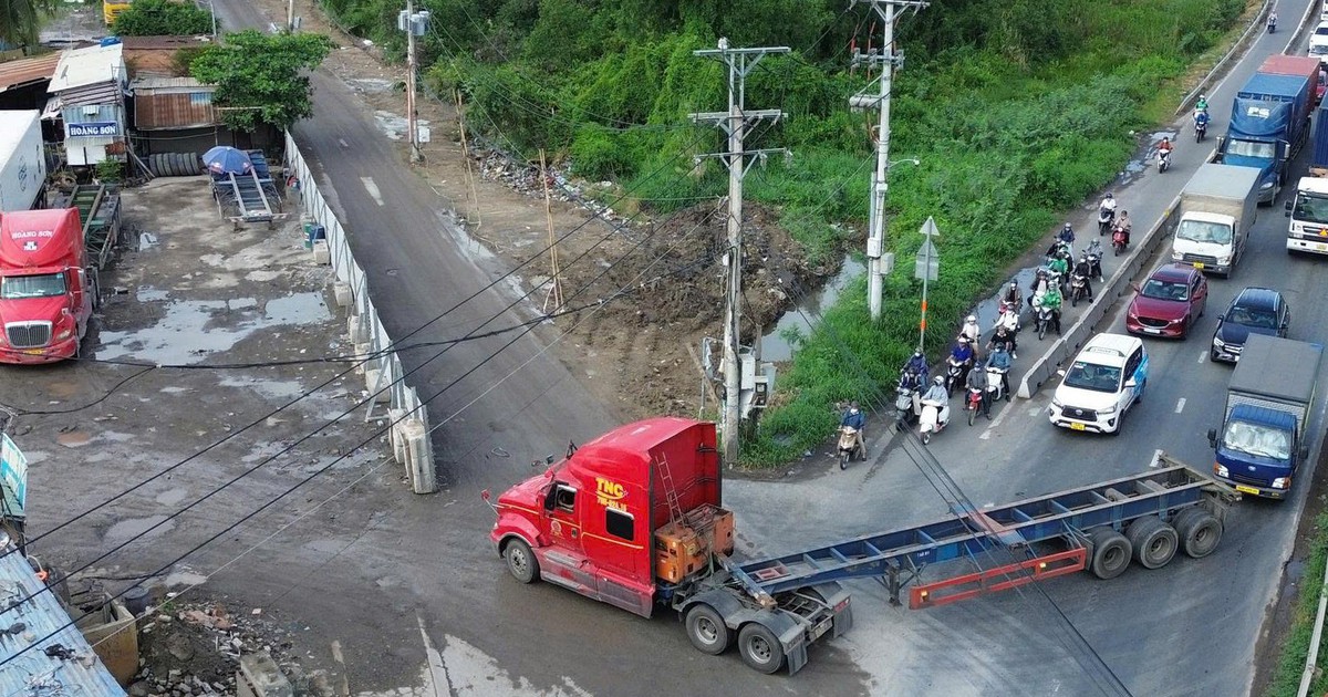 Các phường nhiều lần đề nghị đóng đấu nối bãi xe container tự phát dọc đường Võ Chí Công